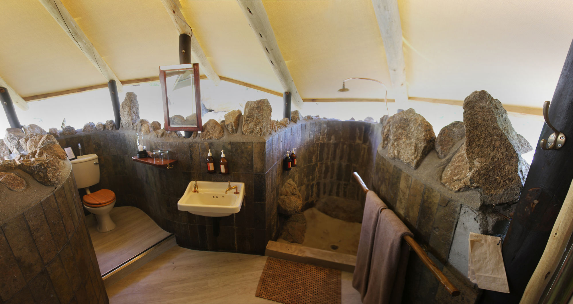 Erongo Wilderness Lodge โอมารูรู ภายนอก รูปภาพ